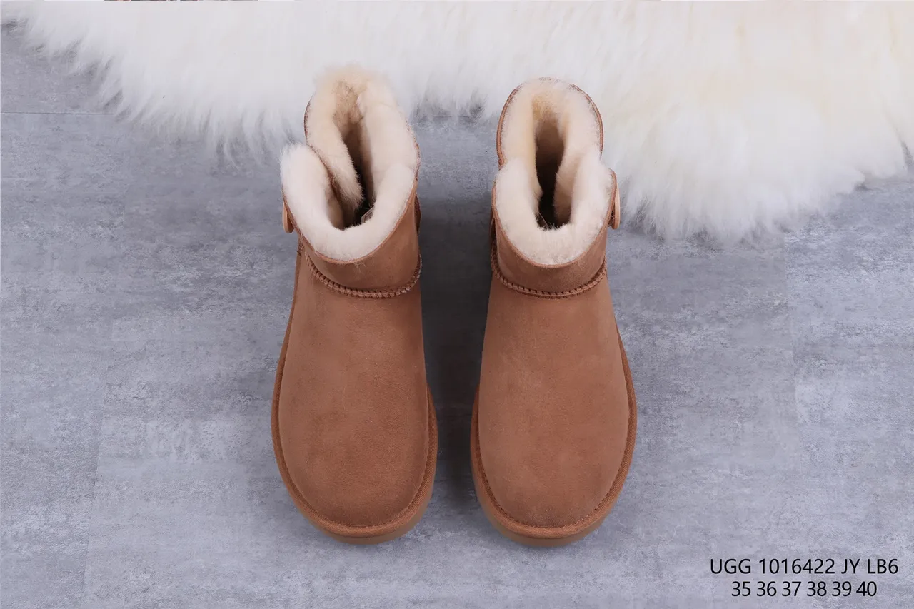 UGG क्लासिक मिनी बटन चेस्टनट सूड एंक्ल बूट्स 9
