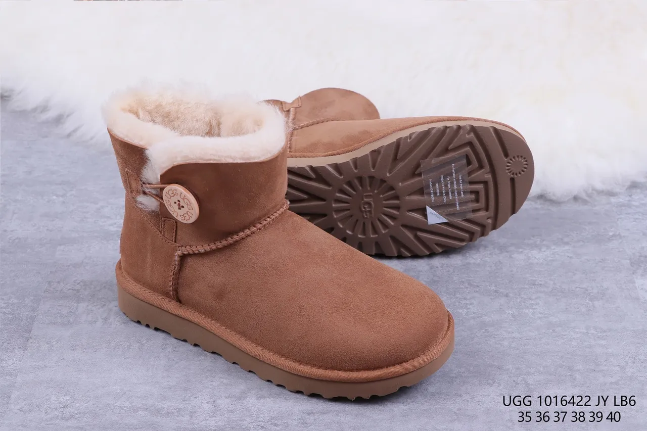 UGG क्लासिक मिनी बटन चेस्टनट सूड एंक्ल बूट्स 10
