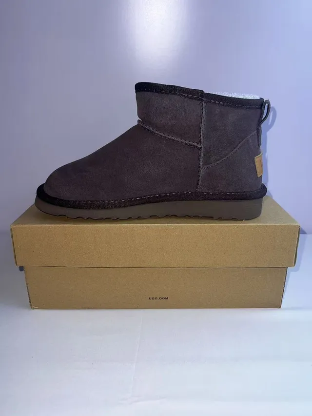 UGG Classic Mini 深灰色麂皮雪靴 3