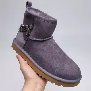 UGG क्लासिक मिनी बैंगनी सुड चेन ट्रिम्ड स्नो बूट