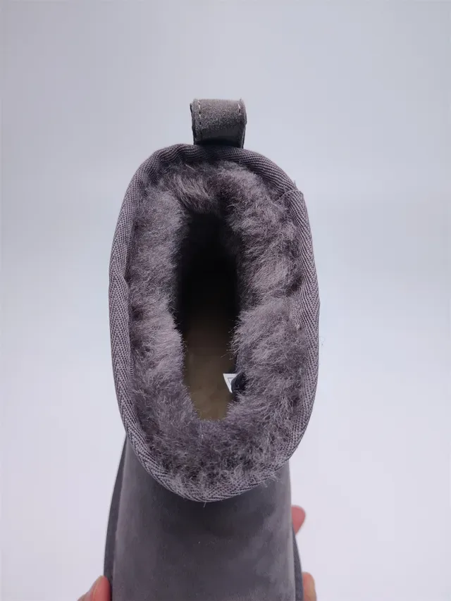 UGG Classic Mini 紫色麂皮链条装饰雪靴 2