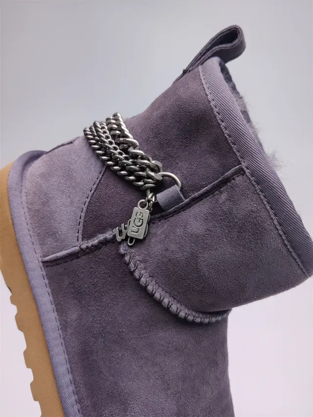 UGG Classic Mini 紫色麂皮链条装饰雪靴 3