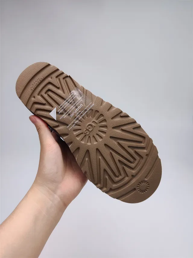 UGG Classic Mini 紫色麂皮链条装饰雪靴 4