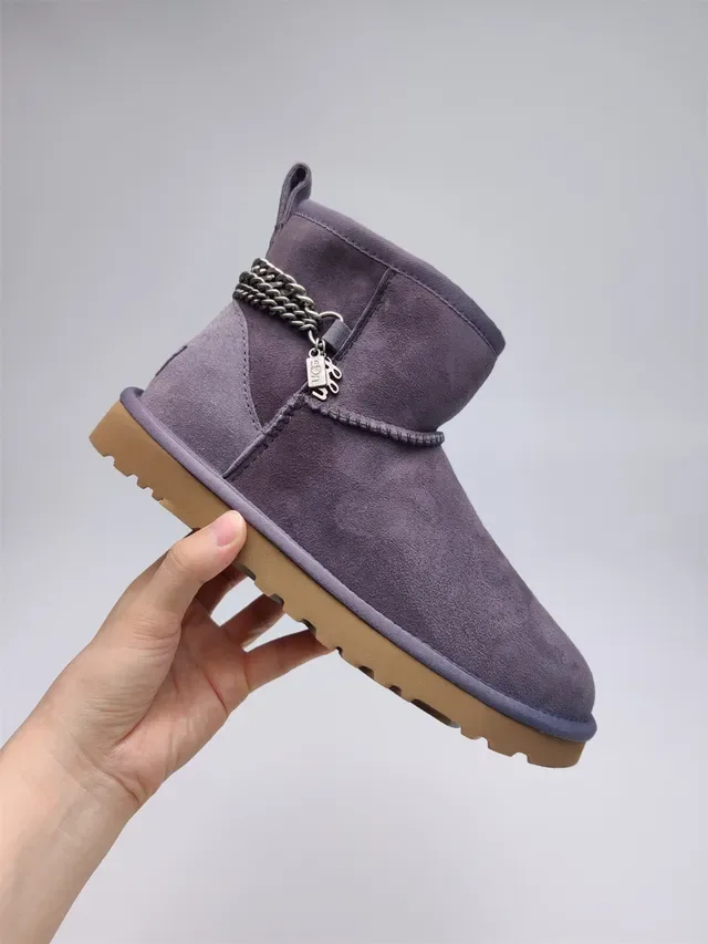 UGG Classic Mini 紫色麂皮链条装饰雪靴 5