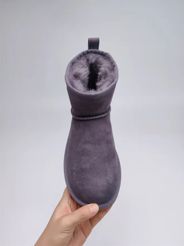 UGG Classic Mini 紫色麂皮链条装饰雪靴 6