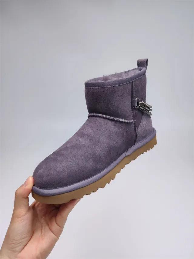 UGG Classic Mini 紫色麂皮链条装饰雪靴 7