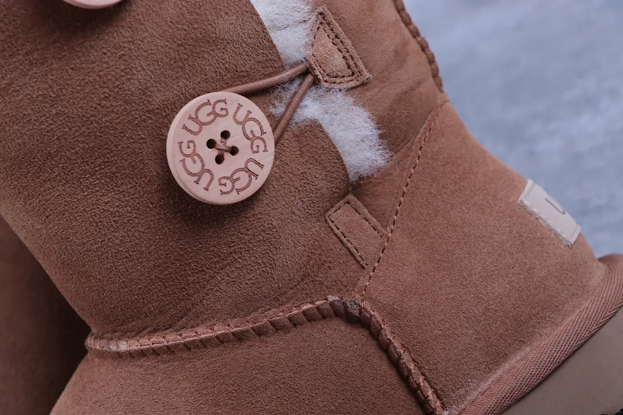 UGG Bottes de neige classiques à boutons châtain 3