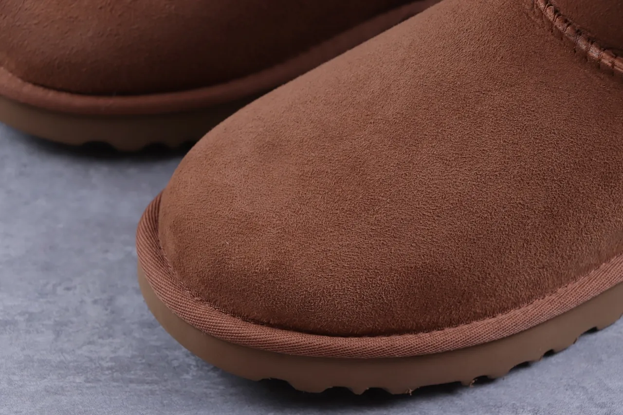 UGG Bottes de neige classiques à boutons châtain 4