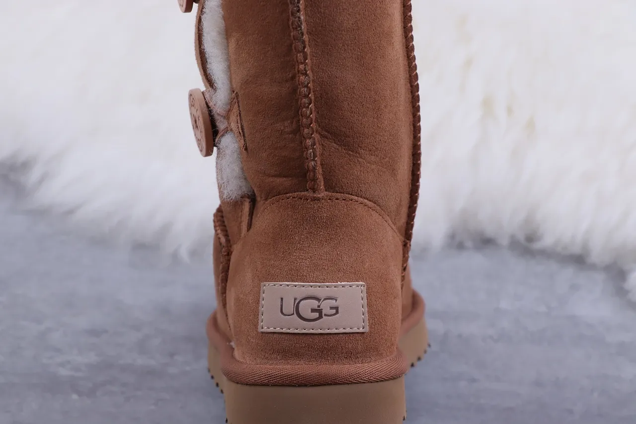 UGG Bottes de neige classiques à boutons châtain 5