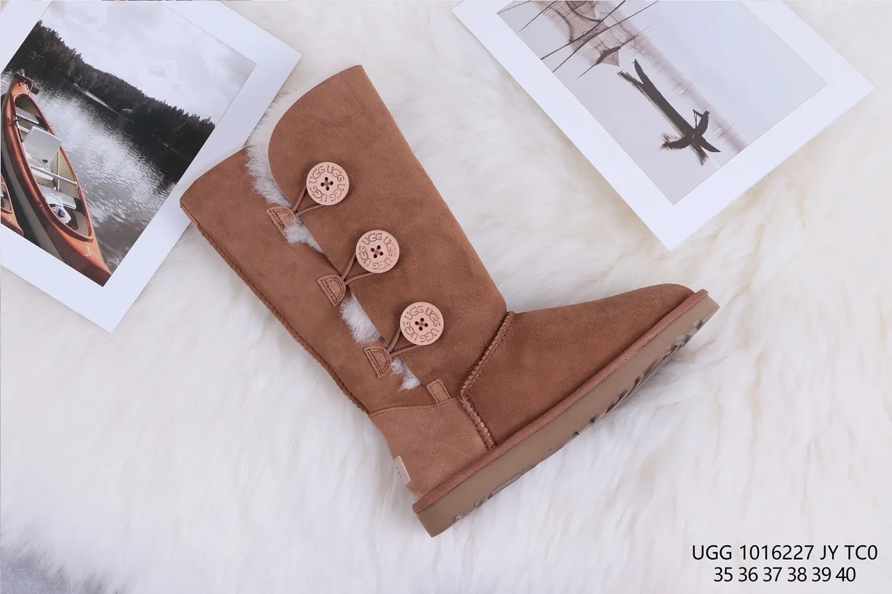 UGG Bottes de neige classiques à boutons châtain 6
