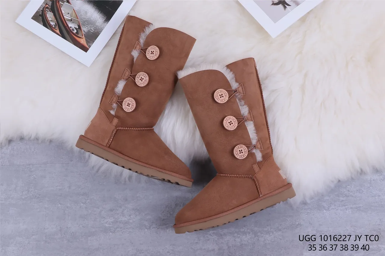 UGG Bottes de neige classiques à boutons châtain 7