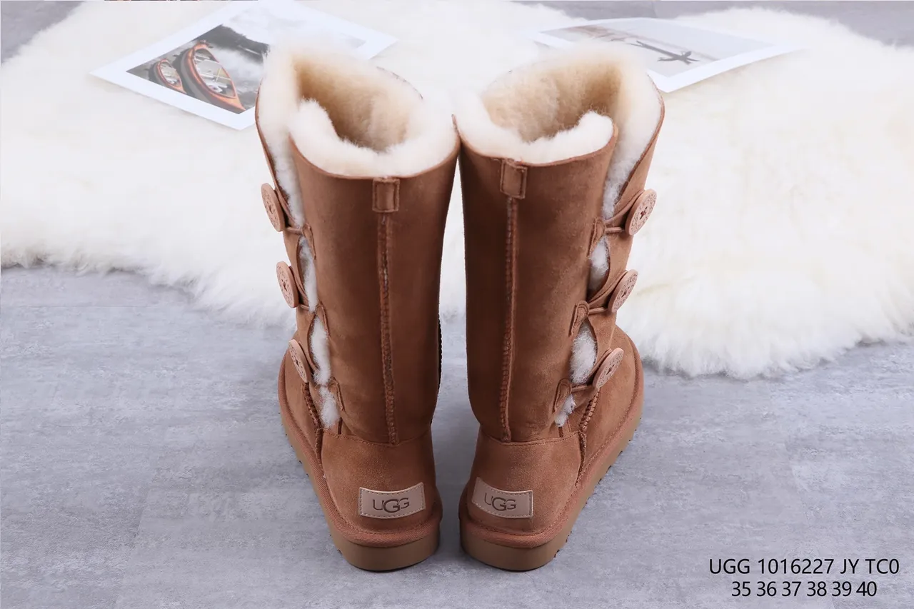 UGG Bottes de neige classiques à boutons châtain 8