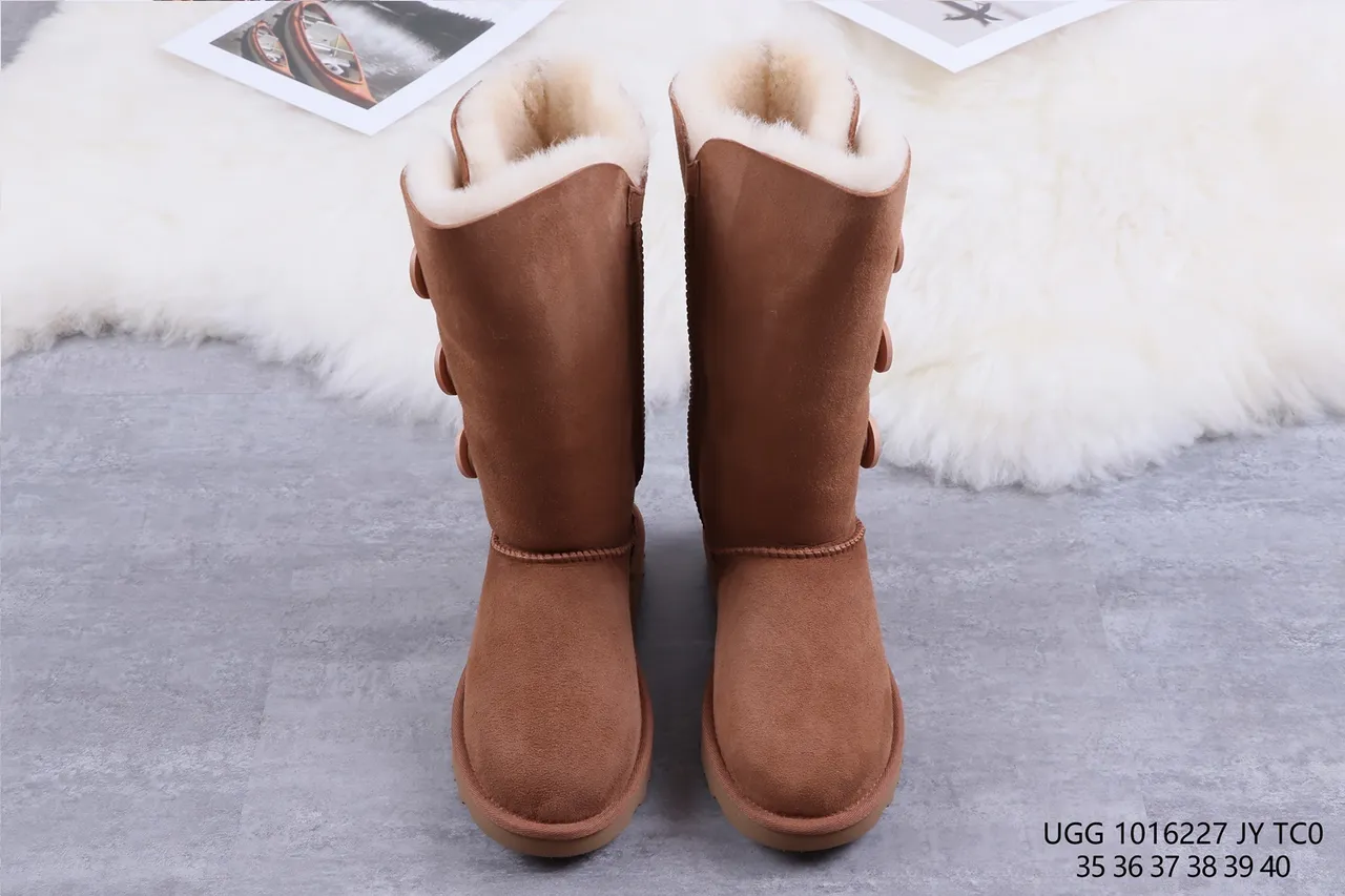 UGG Bottes de neige classiques à boutons châtain 9