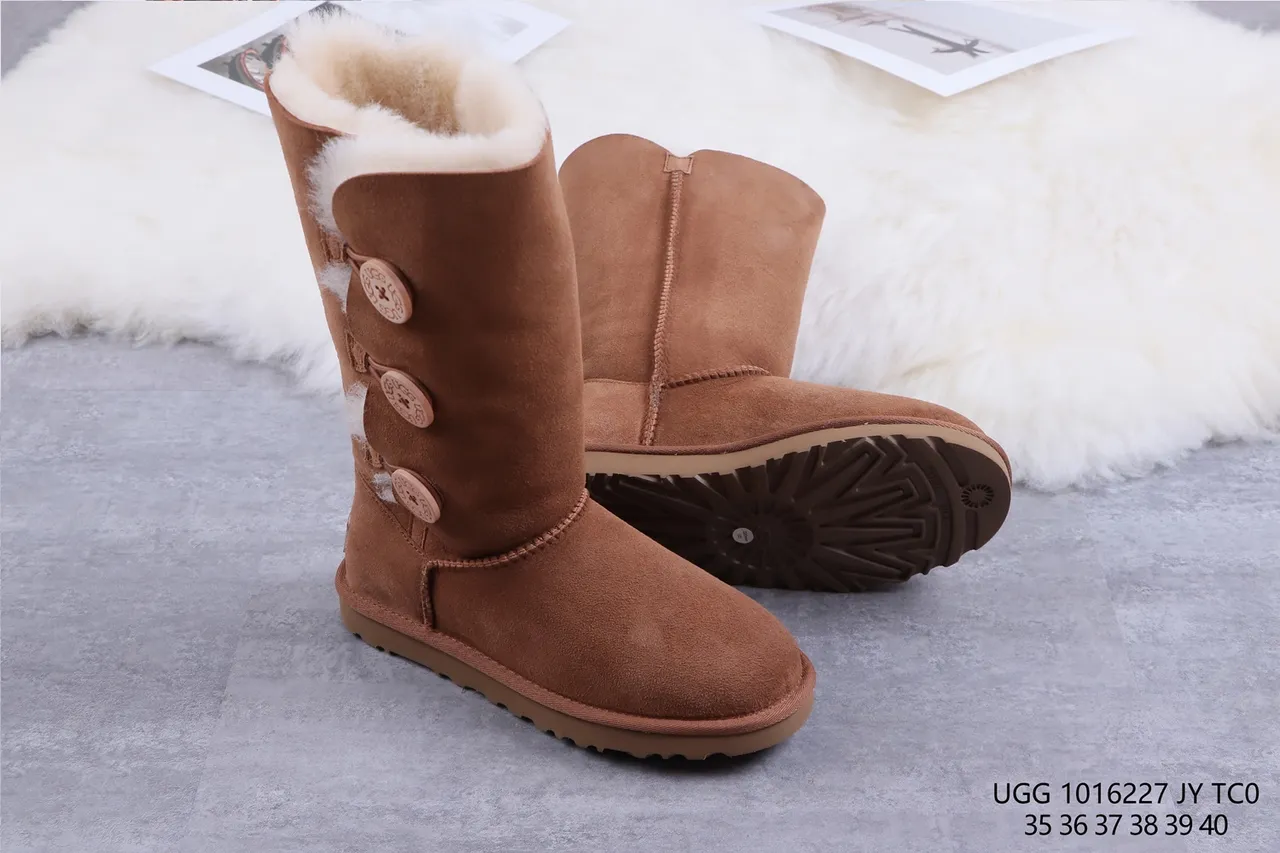 UGG Bottes de neige classiques à boutons châtain 10