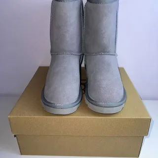UGG 灰白麂皮鞋面 双缝线 雪靴