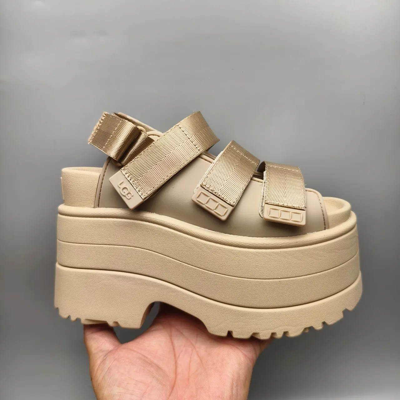 UGG صندل منصة حزام بيج كاجوال 2