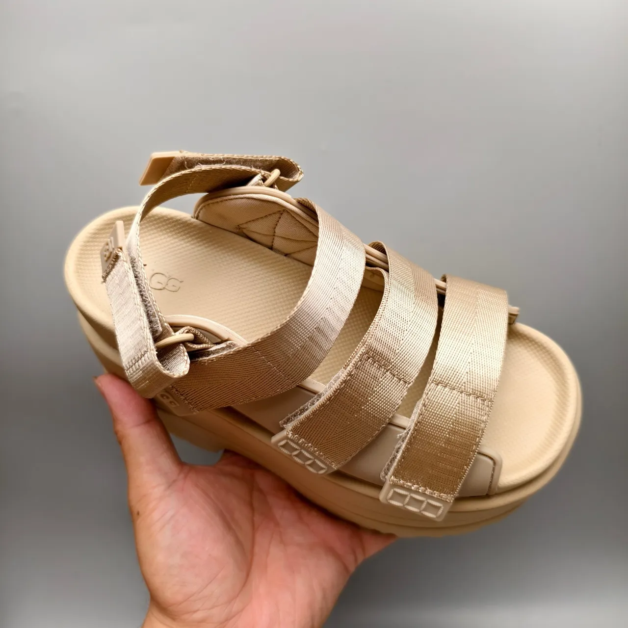 UGG صندل منصة حزام بيج كاجوال 3