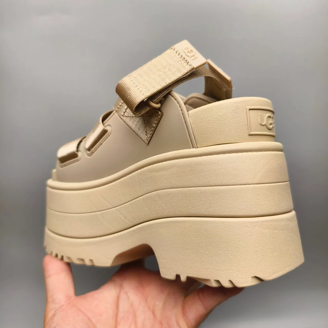 UGG صندل منصة حزام بيج كاجوال 4