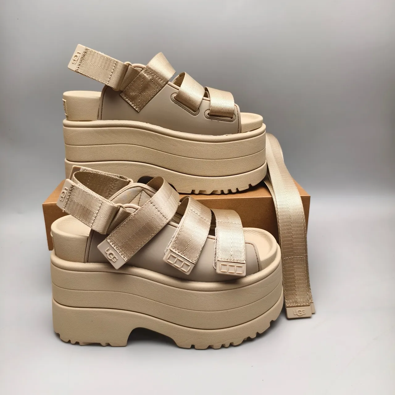 UGG صندل منصة حزام بيج كاجوال 5