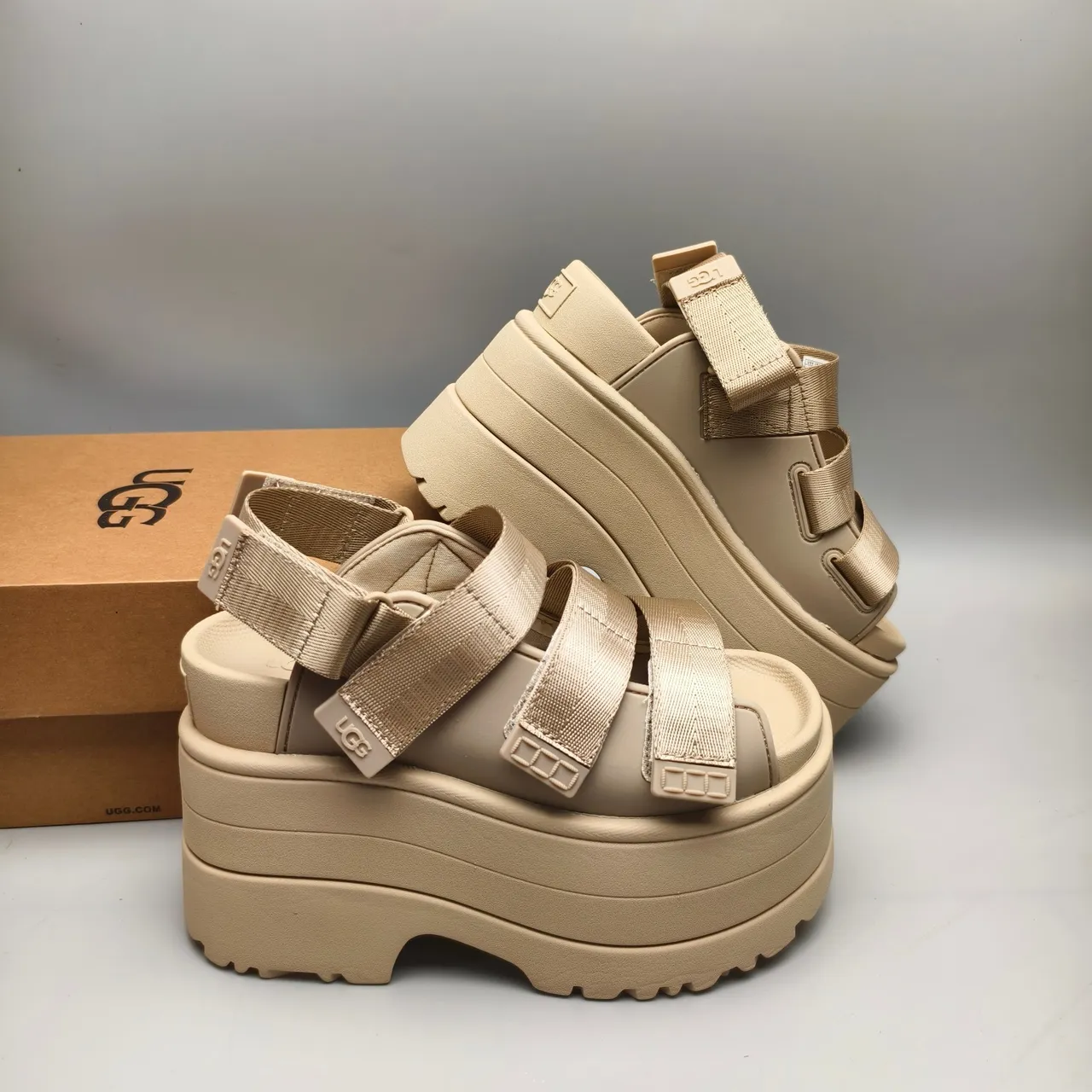 UGG صندل منصة حزام بيج كاجوال 6