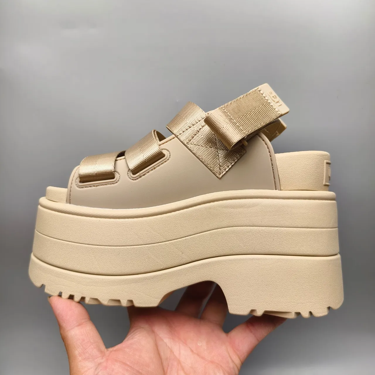 UGG صندل منصة حزام بيج كاجوال 7