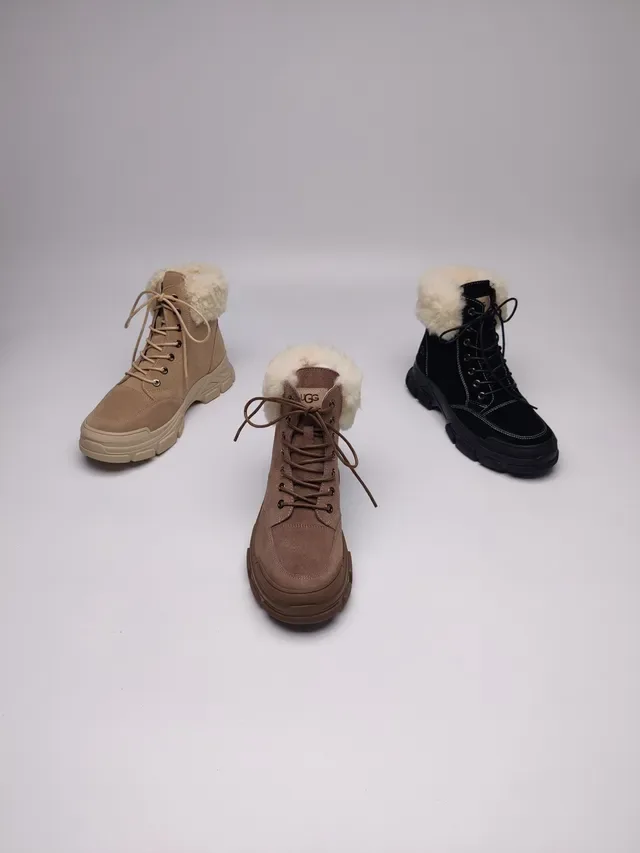 UGG Botas de nieve de ante con forro de shearling y suela chunky 2