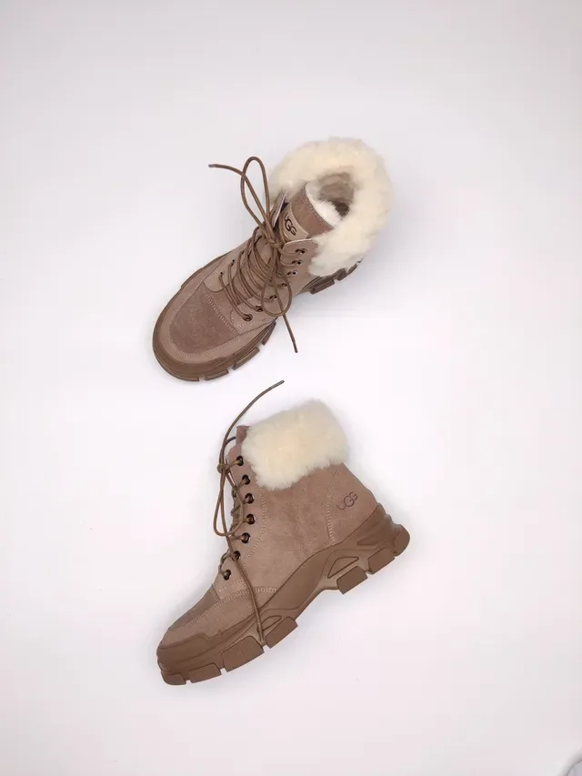 UGG Botas de nieve de ante con forro de shearling y suela chunky 6