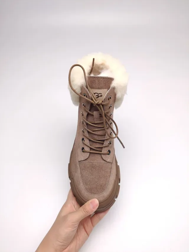 UGG Botas de nieve de ante con forro de shearling y suela chunky 7