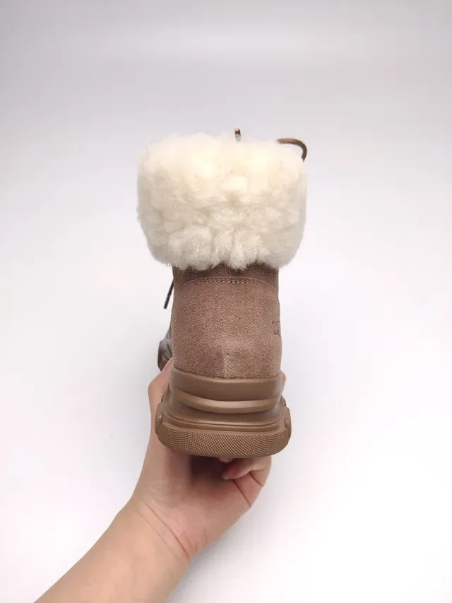 UGG Botas de nieve de ante con forro de shearling y suela chunky 9