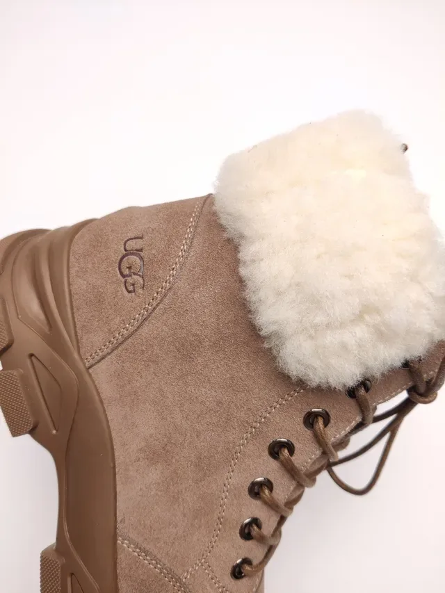 UGG Botas de nieve de ante con forro de shearling y suela chunky 11