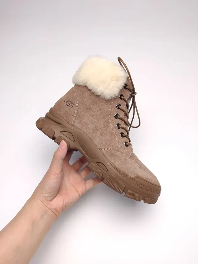 UGG Botas de nieve de ante con forro de shearling y suela chunky 12