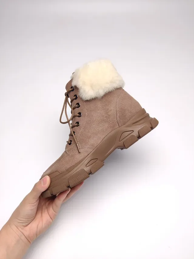 UGG Botas de nieve de ante con forro de shearling y suela chunky 13