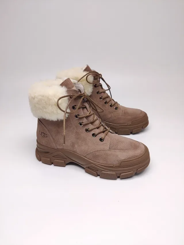 UGG Botas de nieve de ante con forro de shearling y suela chunky 15