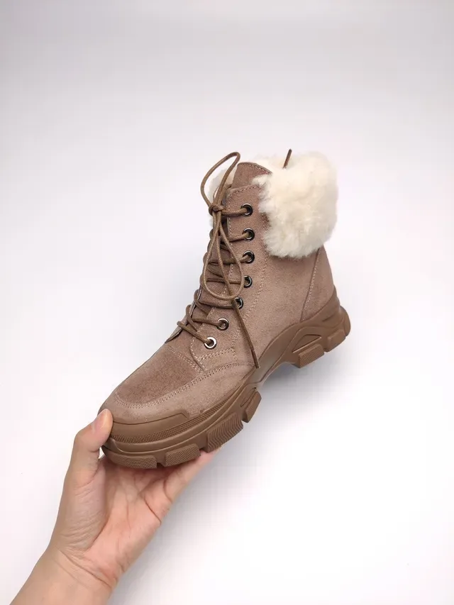 UGG Botas de nieve de ante con forro de shearling y suela chunky 16