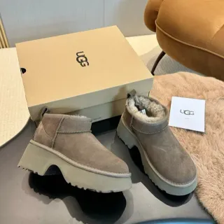 UGG सुड शियरलिंग-लाइन्ड चंकी प्लेटफॉर्म एंगल जूते
