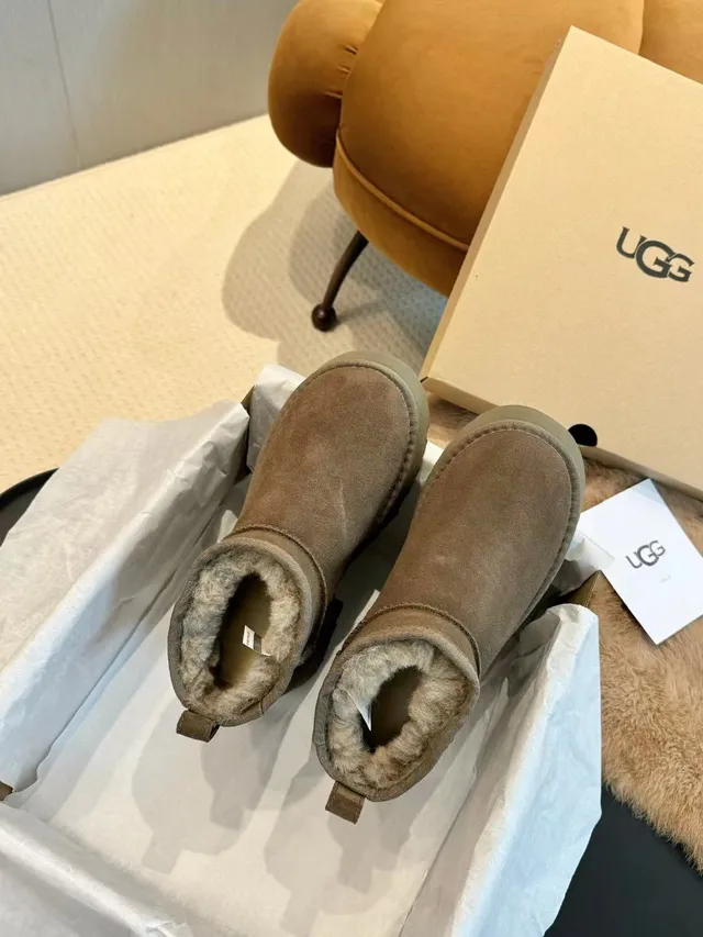 UGG सुड शियरलिंग-लाइन्ड चंकी प्लेटफॉर्म एंगल जूते 2
