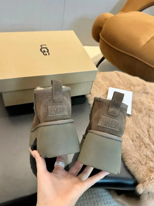UGG सुड शियरलिंग-लाइन्ड चंकी प्लेटफॉर्म एंगल जूते 9