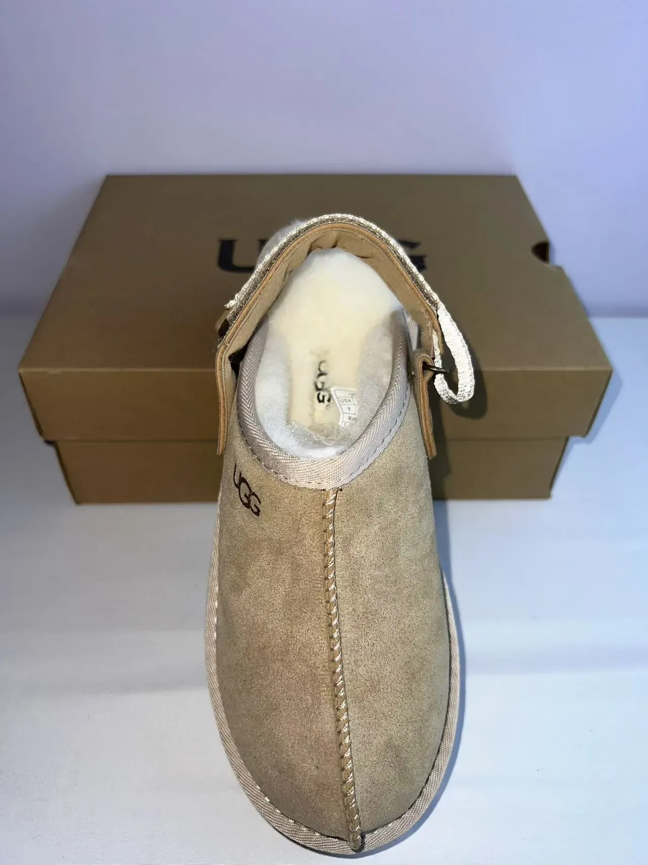 UGG Tasman বেইজ সাদা সুয়েড উপর শিয়ারলিং লাইনড ক্যাজুয়াল জুতো 2