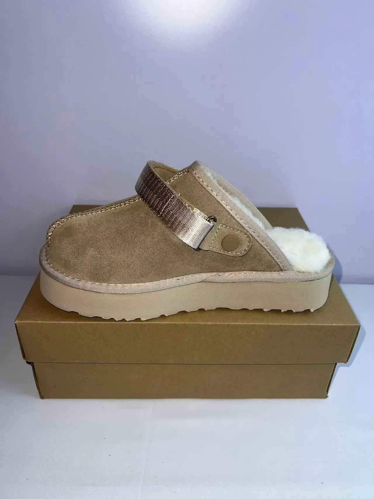 UGG Tasman বেইজ সাদা সুয়েড উপর শিয়ারলিং লাইনড ক্যাজুয়াল জুতো 4