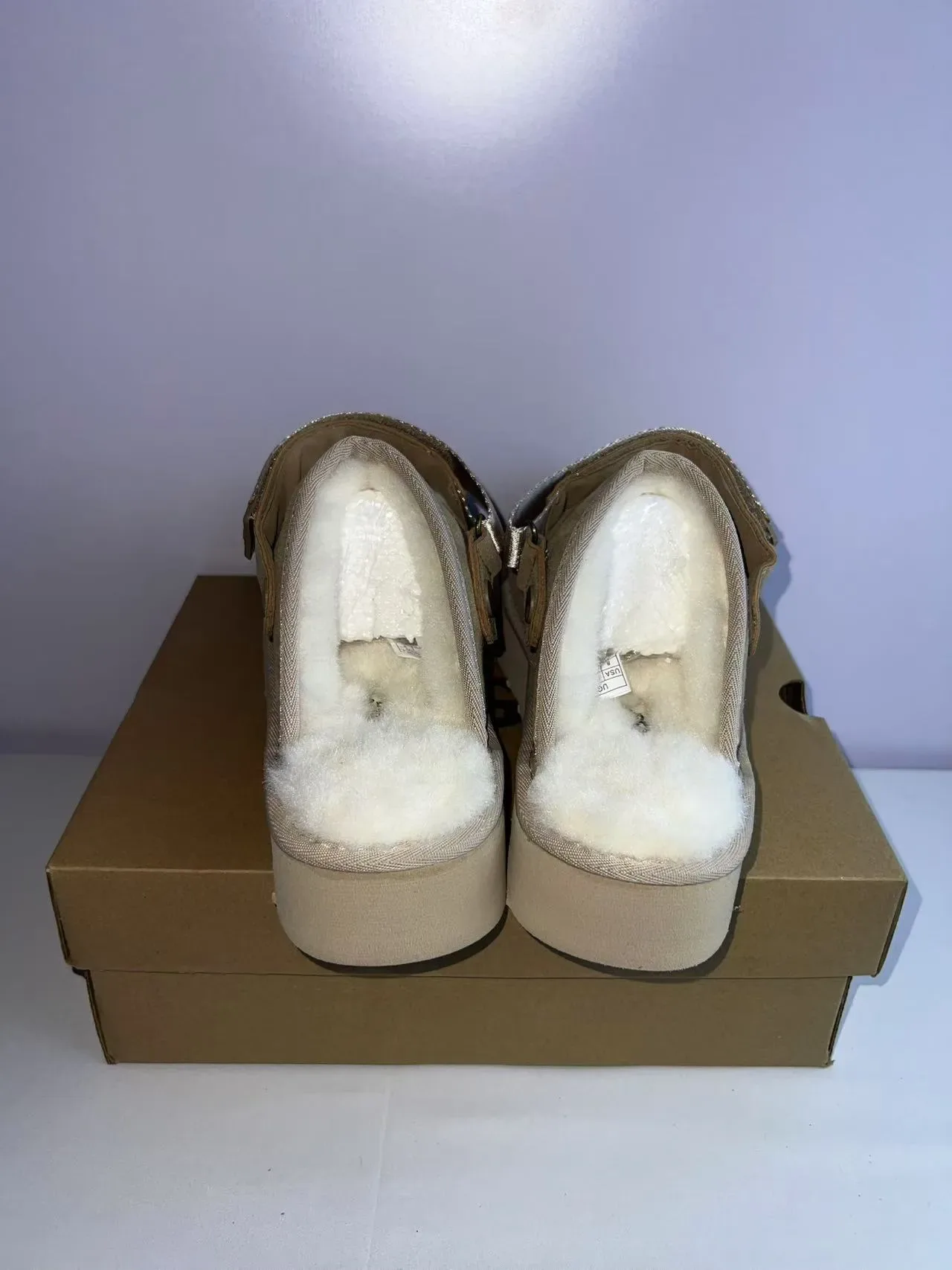 UGG Tasman বেইজ সাদা সুয়েড উপর শিয়ারলিং লাইনড ক্যাজুয়াল জুতো 5