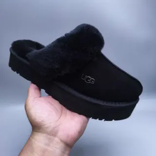 UGG Tasman 黑色羊毛衬里平台拖鞋