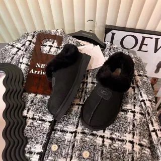 UGG Tasman 黑色羊毛皮内里一脚蹬休闲鞋