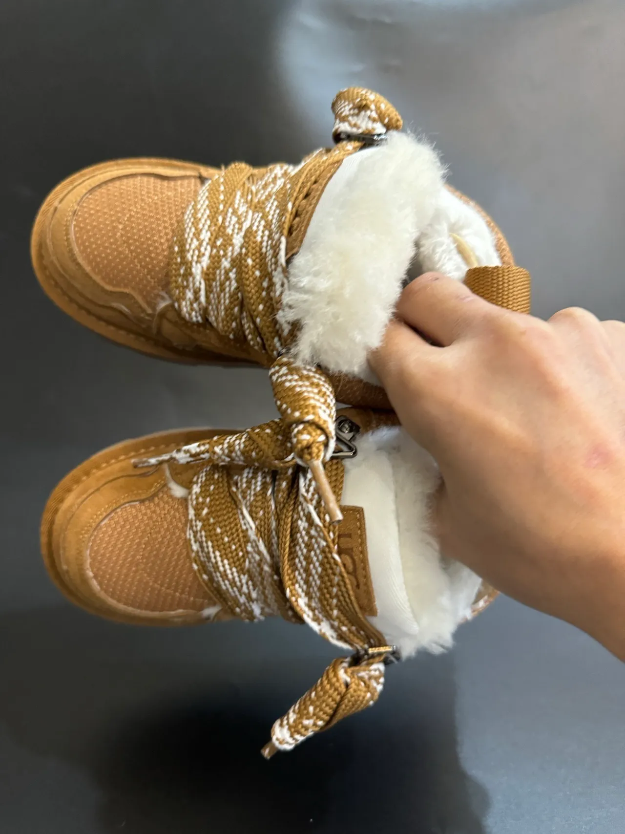 UGG Tasman أحذية ثلجية بنية داكنة مبطنة بشيرلينج 12