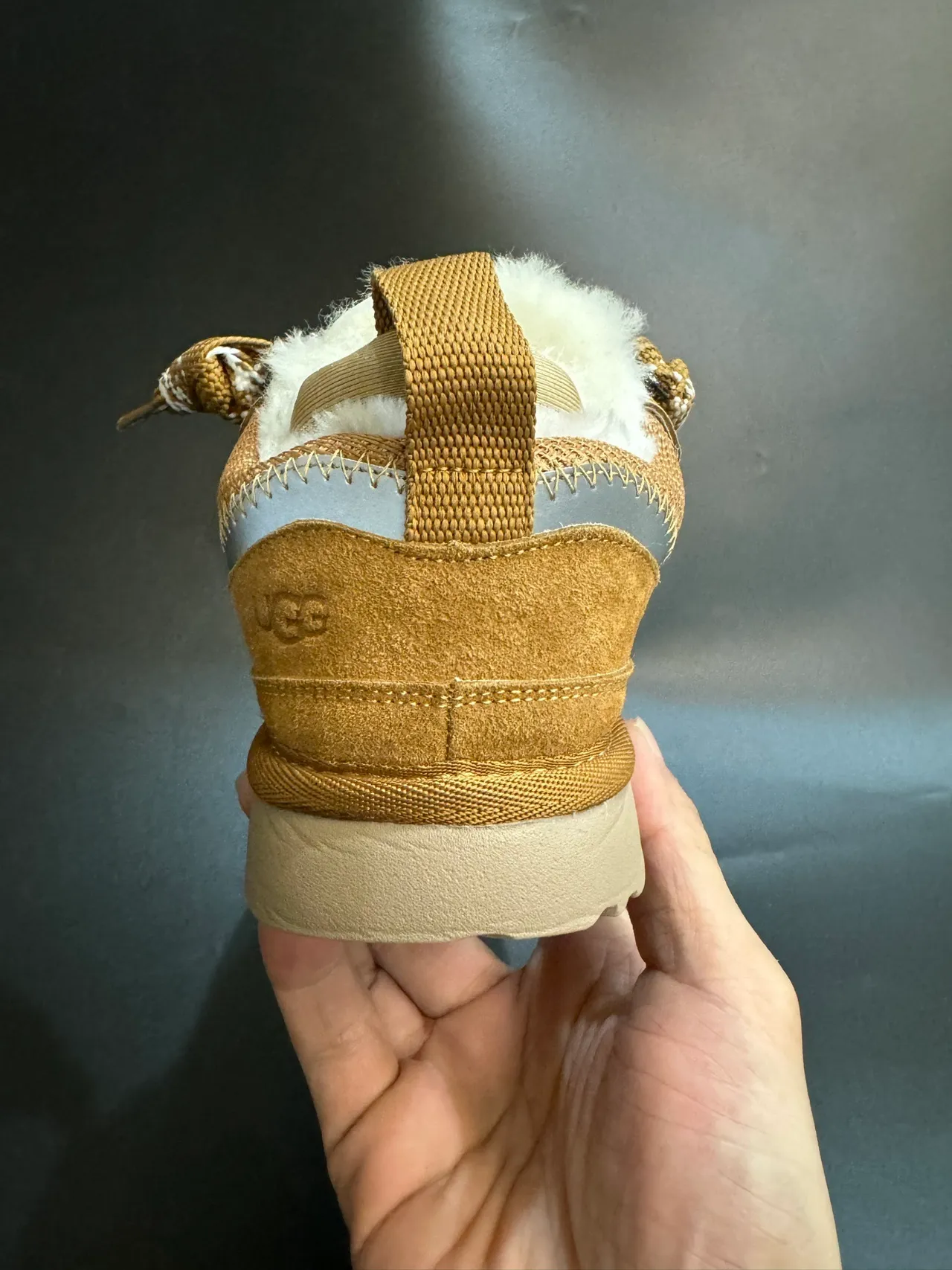 UGG Tasman أحذية ثلجية بنية داكنة مبطنة بشيرلينج 16