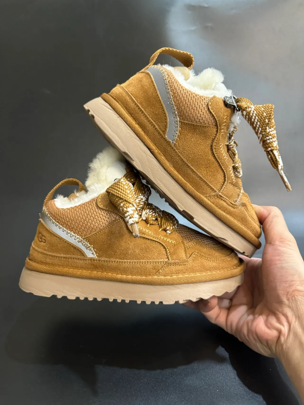 UGG Tasman أحذية ثلجية بنية داكنة مبطنة بشيرلينج 17