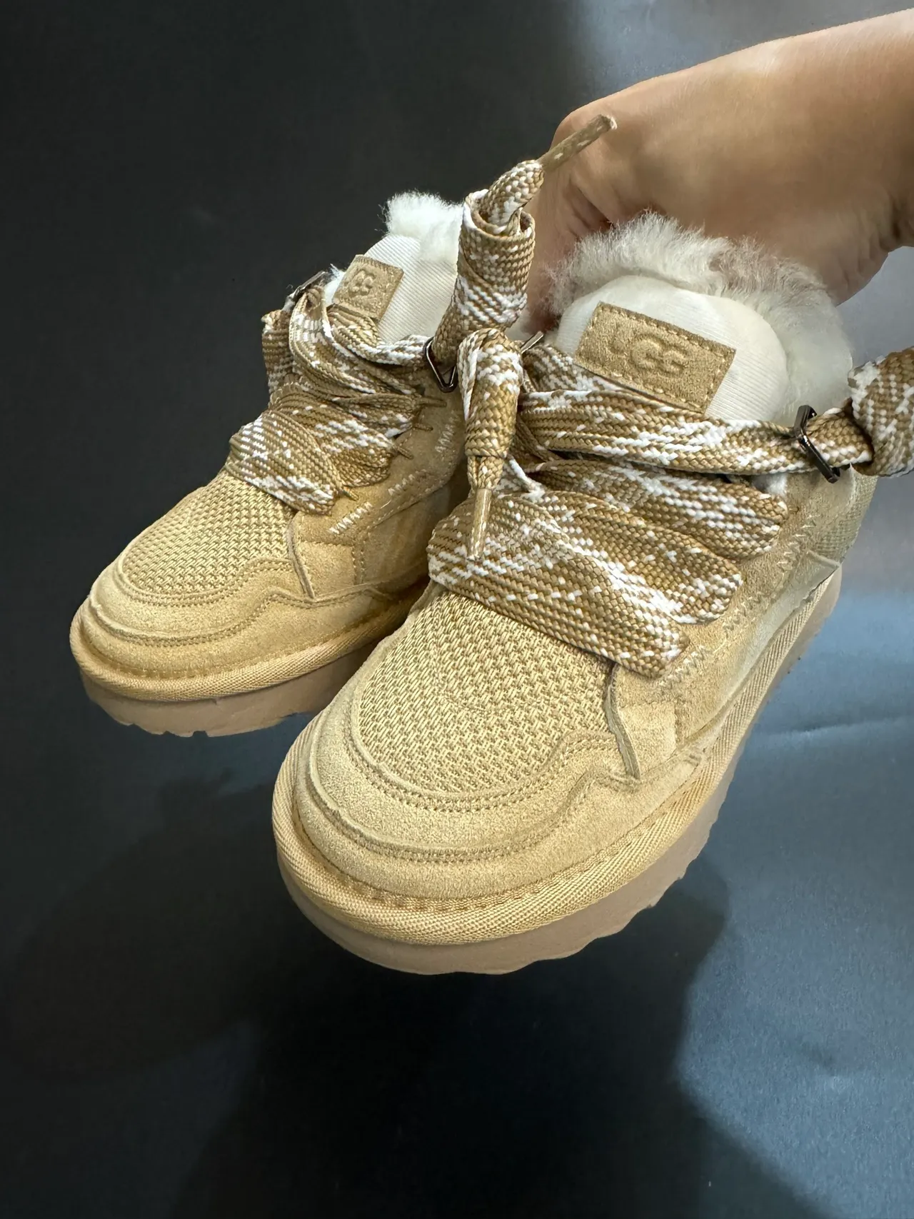 UGG Tasman أحذية ثلجية بنية داكنة مبطنة بشيرلينج 20