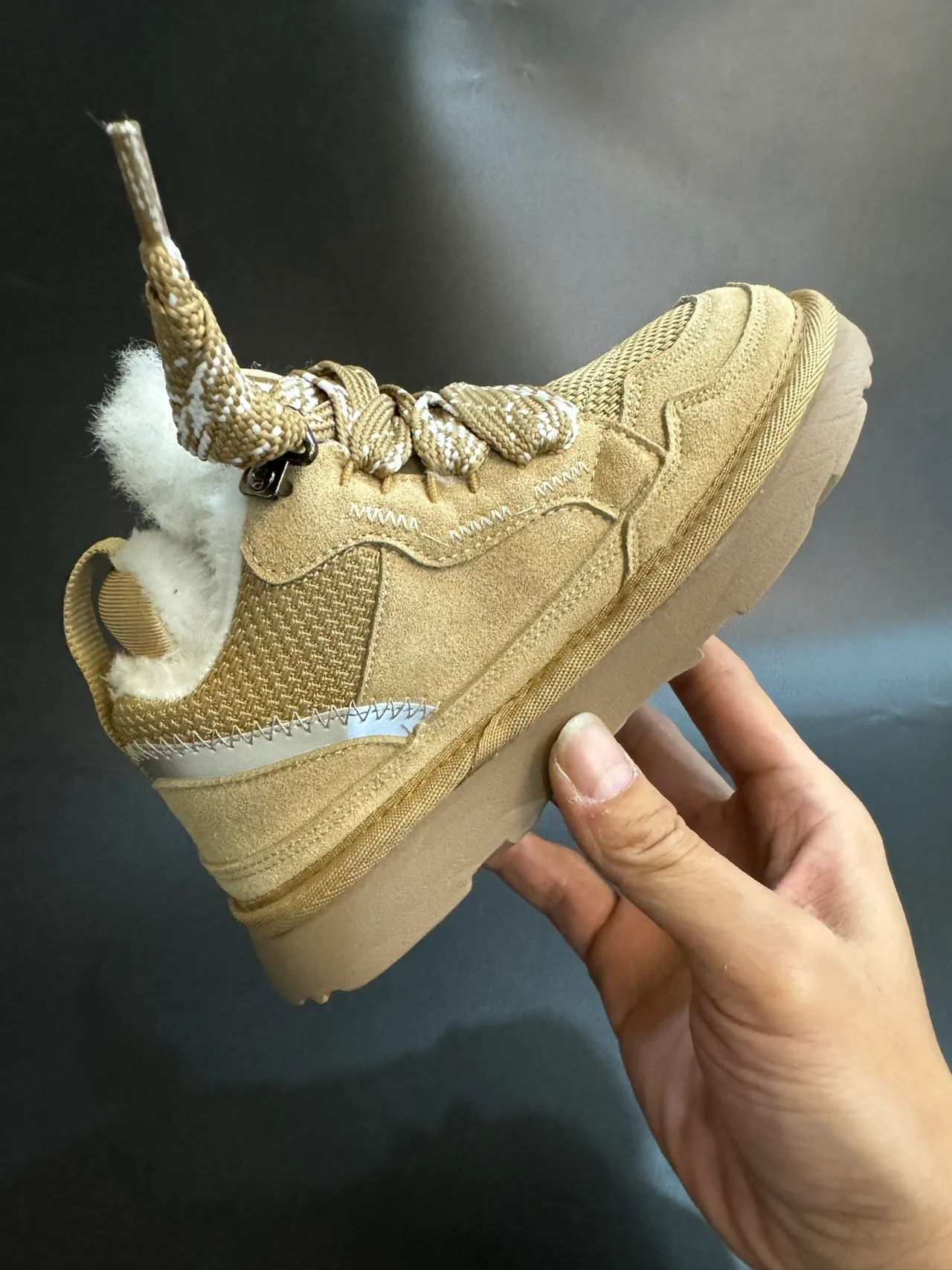 UGG Tasman أحذية ثلجية بنية داكنة مبطنة بشيرلينج 22