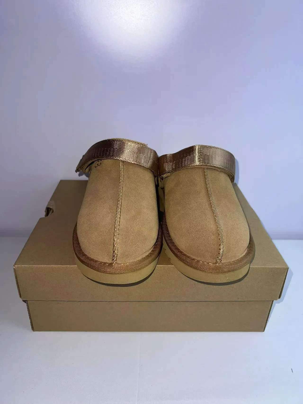 UGG Tasman نعال بني من السويد مبطن بفراء بشريط خلفي 2