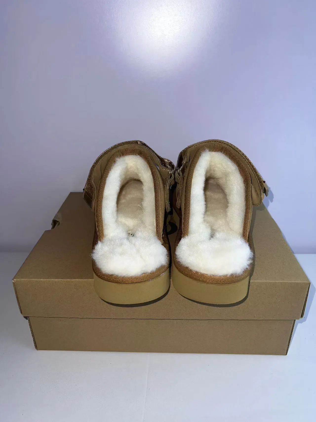 UGG Tasman نعال بني من السويد مبطن بفراء بشريط خلفي 3