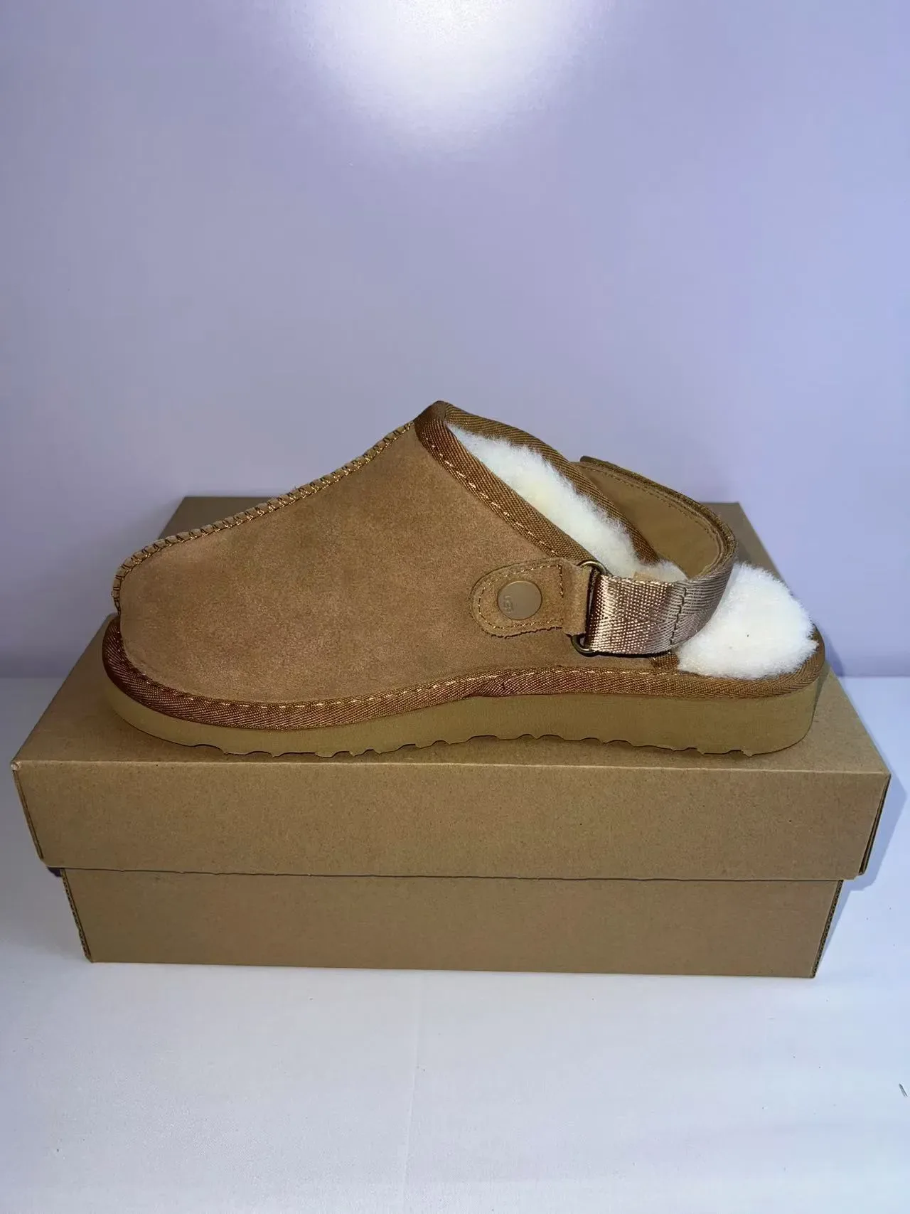 UGG Tasman نعال بني من السويد مبطن بفراء بشريط خلفي 4